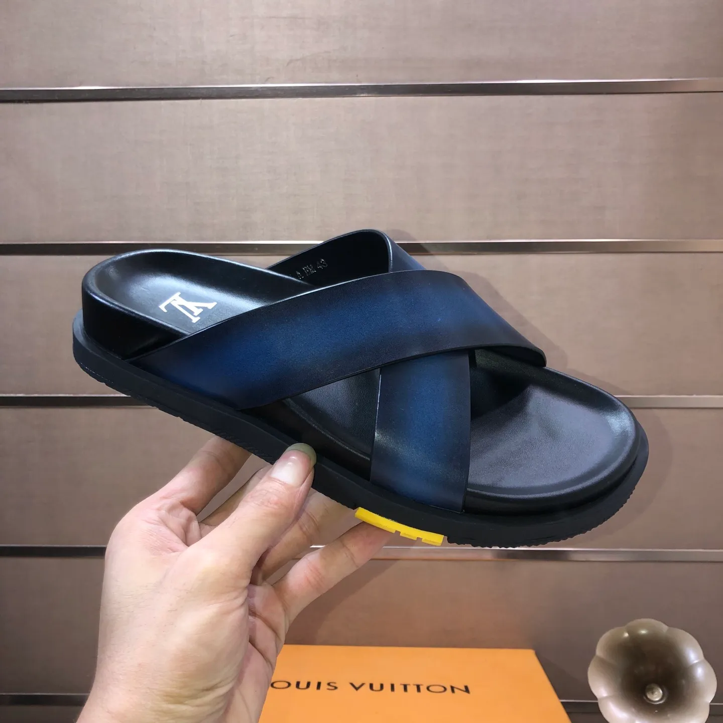 Men's shoes 💰400💰 [Louis Vuitton LV slippers] (high-end cowhide) counter 1:1 fashion style, a must-have for summer! The designer used LV’s iconic outsole. The original simple slippers instantly become fashionable! The upper is made of flexible special cowhide leather straps alternately, and the workmanship is exquisite! A must-have for stylish men in summer, size 38-45 (45 customized)